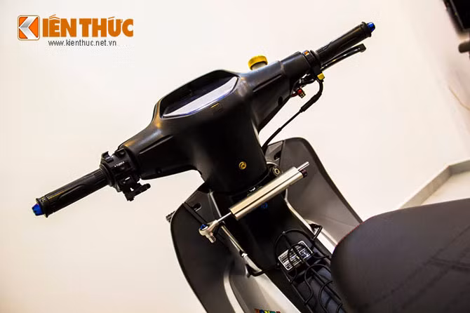Xe được trang bị trợ lực Ohlins hàng hiệu cứng cáp. Bộ trợ lực này đang được nhiều dân chơi xe máy cỡ nhỏ tại Việt Nam ưa chuộng bởi sự linh hoạt và năng động của nó, giá cho cây trợ lực này vào khoảng 5 triệu đồng.