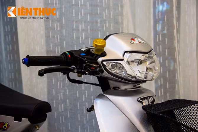 Xe được trang bị khá nhiều đồ chơi kiểng như trang bị tay thắng Brembo Rossi, cùm tay mới, ốc kiểng, giỏ xe Thái Lan... bên cạnh đó, dàn áo xe cũng được làm mới lại theo nguyên bản cùng với tem đấu dành cho xe Wave phong cách mới.