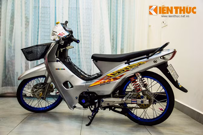 Honda Wave @ được trang bị động cơ 100cc, xi lanh đơn và làm mát bằng gió. Mẫu xe này vận hành khá ổn định và được xem là mẫu xe bán chạy nhất của Honda kể từ khi ra mắt năm 2001. Hiện mẫu xe này khong còn được Honda Việt Nam sản xuất, nó chủ yếu được người dùng bán lại theo dạng xe cũ.