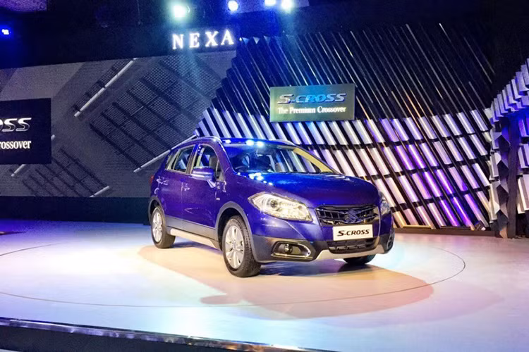 Xe có 5 tùy chọn màu sắc là xanh dương, nâu cà phê, trắng, xám và bạc. Suzuki S-Cross có giá khởi điểm chỉ từ 834.000 Rupee (tương đương khoảng 285 triệu Đồng).