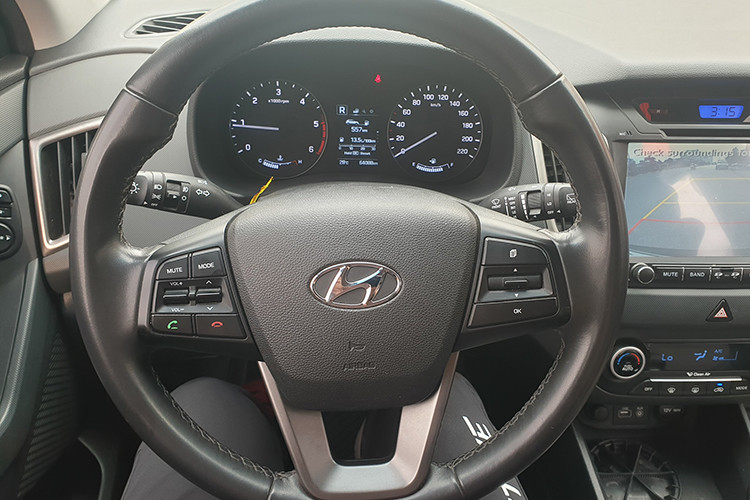 Creta trang bị nút bấm khởi động Start/Stop Engine cùng chìa khóa thông minh. Ghế lái điều chỉnh điện 8 hướng, vô-lăng có thể điều chỉnh góc cao, thấp 4 hướng. Hệ thống điều hòa tự động kết hợp cùng cửa gió cho hàng ghế sau. Vô lăng xe tích hợp các nút điều khiển thông số cài đặt, chuyển nhạc, nhận cuộc gọi đảm bảo tính tiện lợi và an toàn khi vận hành.