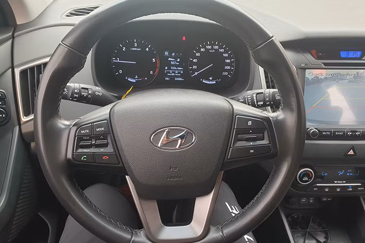 Creta trang bị nút bấm khởi động Start/Stop Engine cùng chìa khóa thông minh. Ghế lái điều chỉnh điện 8 hướng, vô-lăng có thể điều chỉnh góc cao, thấp 4 hướng. Hệ thống điều hòa tự động kết hợp cùng cửa gió cho hàng ghế sau. Vô lăng xe tích hợp các nút điều khiển thông số cài đặt, chuyển nhạc, nhận cuộc gọi đảm bảo tính tiện lợi và an toàn khi vận hành.