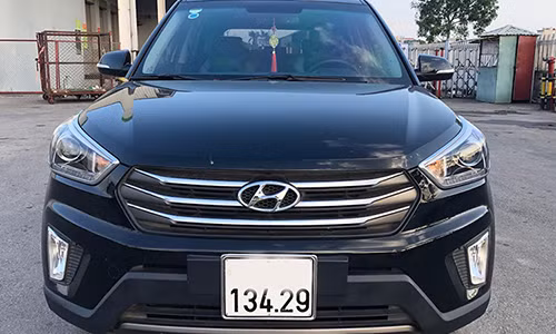 Phần đầu xe Hyundai Creta tại Việt Nam đời 2015 khá “cơ bắp” với lưới tản nhiệt hình lục giác, cản trước lớn kết hợp với dải LED chạy ban ngày cùng nhiều nét thừa hưởng phong cách của đàn anh SantaFe. Dù vậy, Hyundai Creta vẫn mang trên mình những đường nét thiết kế đặc trưng riêng biệt như đèn sương mù dựng dọc mới mẻ, cụm đèn hậu được vuốt gọn tạo điểm nhấn.