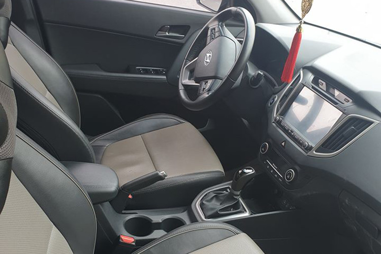 Bước vào khoang cabin, mẫu xe crossover Hyundai Creta gây chú ý với người dùng nhờ hệ thống ghế ngồi bọc da, màn hình cảm ứng 5 inch nằm ở vị trí trung tâm bảng táp lô, tích hợp camera lùi và hệ thống giải trí hỗ trợ CD/MP3/USB/AUX/Bluetooth với 6 loa.