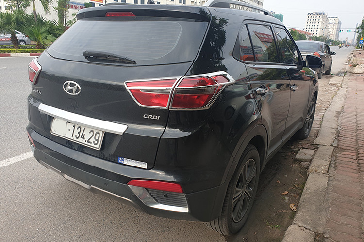 Tại thời điểm 2015, giá xe Hyundai Creta máy dầu tại Việt Nam bán ra lên đến 840 triệu đồng, đắt hơn đáng kể so với Hyundai Kona hiện tại. Về ngoại hình, xe có kích thước tổng thể dài x rộng x cao lần lượt 4.270 x 1.780 x 1.665 (mm), chiều dài cơ sở 2.590 mm. Đây được xem là chiếc xe không quá cồng kềnh khi di chuyển trong phố thị, những cũng không làm cho khách hàng cảm giác chật chội khi ngồi bên trong.