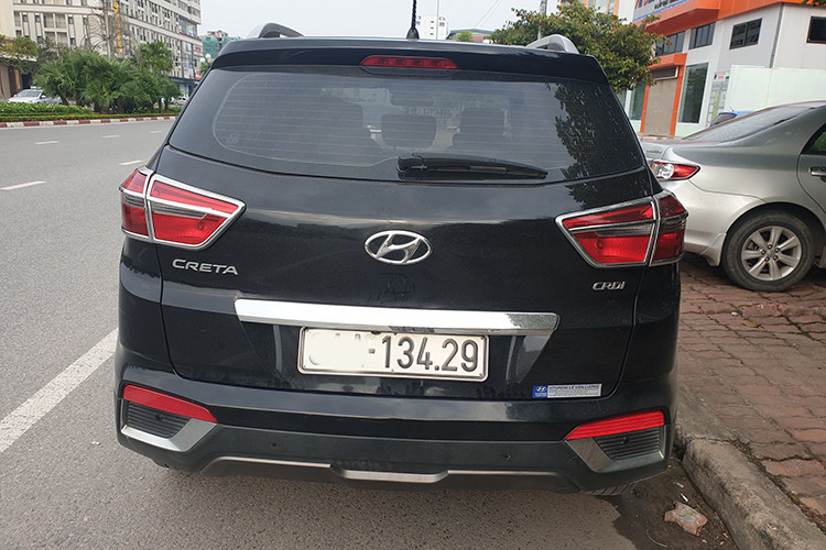 Một số điểm đáng chú ý khác ở ngoại thất của Hyundai Creta gồm đèn pha Projector, đèn mở rộng góc chiếu tự động khi xe vào cua, đèn phanh trên cao dạng LED, tay nắm cửa mạ crôm, gương chiếu hậu tích hợp xi nhan điều chỉnh điện hỗ trợ sấy và la-zăng hợp kim 17 inch.