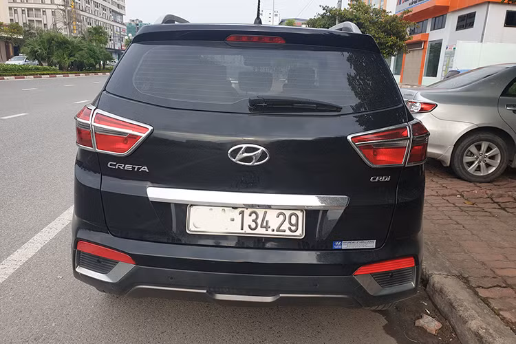 Một số điểm đáng chú ý khác ở ngoại thất của Hyundai Creta gồm đèn pha Projector, đèn mở rộng góc chiếu tự động khi xe vào cua, đèn phanh trên cao dạng LED, tay nắm cửa mạ crôm, gương chiếu hậu tích hợp xi nhan điều chỉnh điện hỗ trợ sấy và la-zăng hợp kim 17 inch.