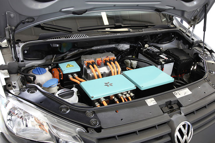 ABT cho biết với bộ sạc nhanh CCS, pin của xe chi mất 49 phút để sạc đầy 80% dung lượng thực tế. Ngoài e-Caddy, một mẫu xe điện lớn hơn được ABT trưng bày là e-Transporter. Tuy nhiên hiện tại, mẫu xe này mới chỉ dừng lại ở dạng ý tưởng (concept). Cũng dựa trên phiên bản trục cơ sở lớn của dòng Transporter, e-Transporter có khả năng chở được 9 hành khách hoặc 6,7m3 thể tích hàng hóa.