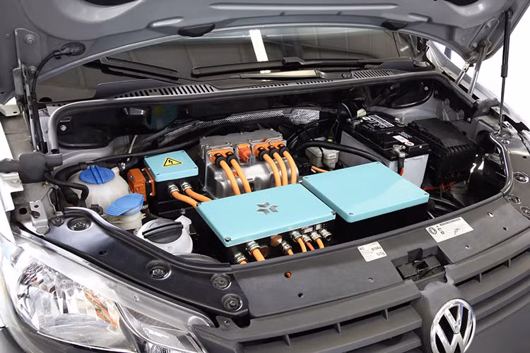 ABT cho biết với bộ sạc nhanh CCS, pin của xe chi mất 49 phút để sạc đầy 80% dung lượng thực tế. Ngoài e-Caddy, một mẫu xe điện lớn hơn được ABT trưng bày là e-Transporter. Tuy nhiên hiện tại, mẫu xe này mới chỉ dừng lại ở dạng ý tưởng (concept). Cũng dựa trên phiên bản trục cơ sở lớn của dòng Transporter, e-Transporter có khả năng chở được 9 hành khách hoặc 6,7m3 thể tích hàng hóa.