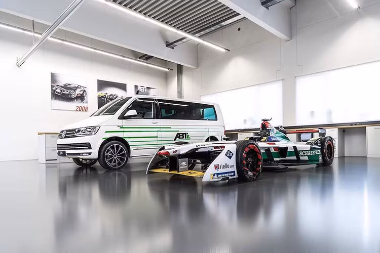 Chiếc xe Volkswagen Transporter điện cũng được trang bị động cơ điện như e-Caddy, nhưng ABT đưa ra 2 lựa chọn pin là 37,3 hoặc 74,6kW. Tương ứng với dung lượng, chiếc xe có thể đi được 2018 hoặc 400km cho mỗi lần sạc. Tuy nhiên ngay cả khi sử dụng trạm sạc nhanh, khối pin 74,6kWh cũng tốn tới 98 phút mới có thể sạc đầy 80%.