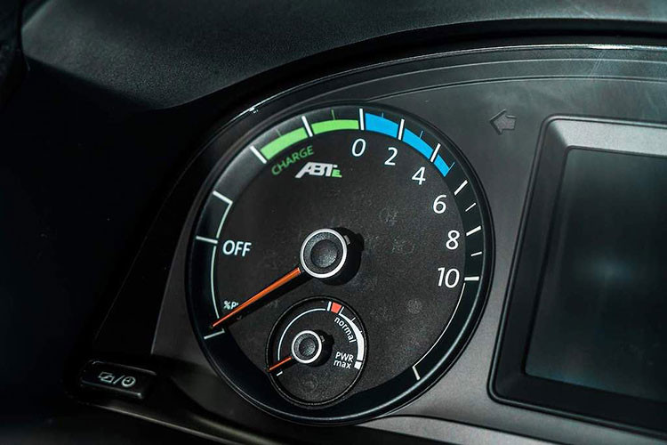 Thay vì động cơ đốt trong truyền thống, e-Caddy đã được trang bị một mô-tơ điện với công suất 110 mã lực và mô-men xoắn 200Nm, được cung cấp nguồn bởi khối pin lithium-ion 37,3kW. Hệ động lực này giúp e-Caddy có thể đạt tốc độ 120km/h. Theo tiêu chuẩn đo lường NEDC của châu Âu, chiếc xe có tầm hoạt động tối đa 220km.