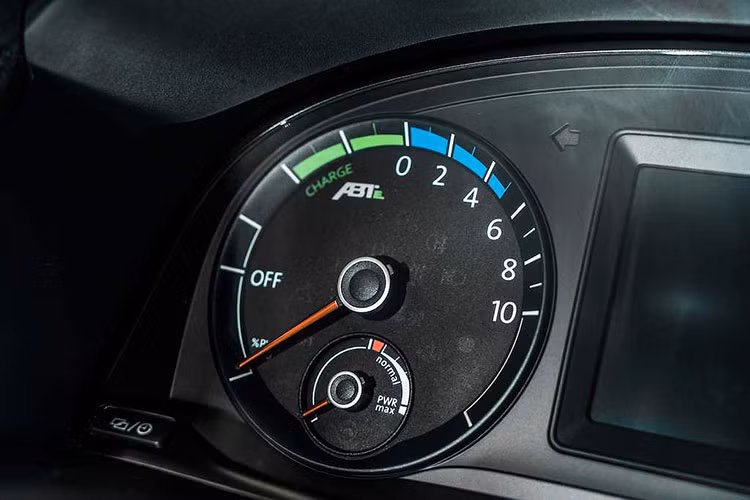 Thay vì động cơ đốt trong truyền thống, e-Caddy đã được trang bị một mô-tơ điện với công suất 110 mã lực và mô-men xoắn 200Nm, được cung cấp nguồn bởi khối pin lithium-ion 37,3kW. Hệ động lực này giúp e-Caddy có thể đạt tốc độ 120km/h. Theo tiêu chuẩn đo lường NEDC của châu Âu, chiếc xe có tầm hoạt động tối đa 220km.