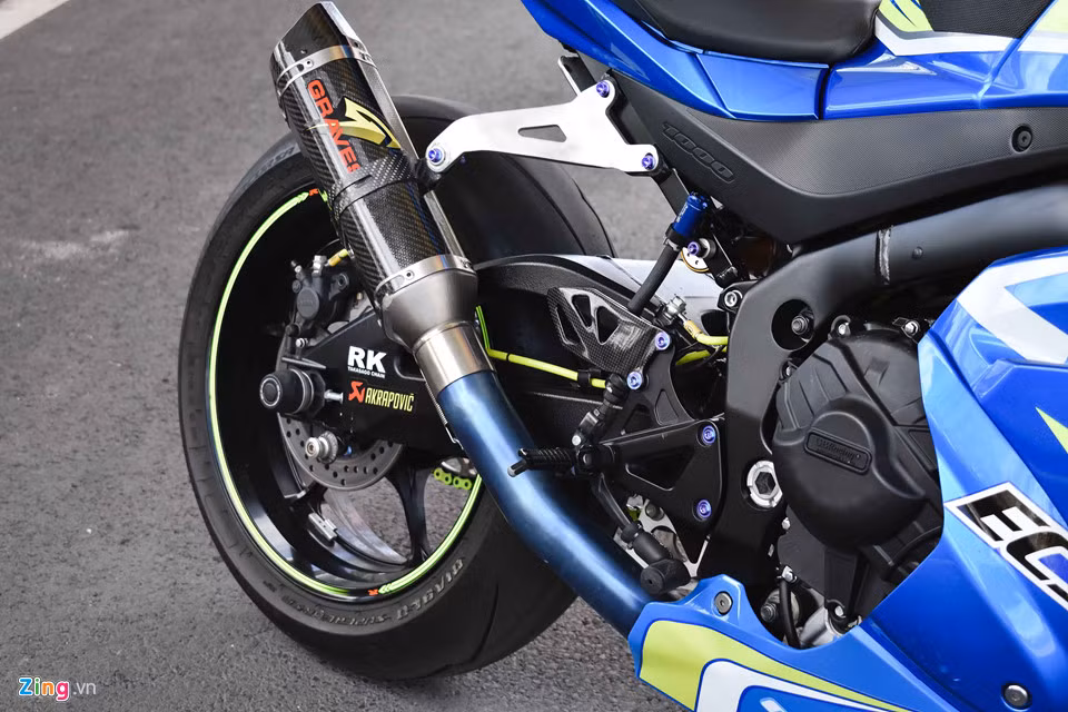 Ống xả Graves chất liệu carbon giúp cắt giảm trọng lượng đi kèm cổ pô titan siêu nhẹ. Việc sử dụng ống pô dài giúp xe tăng công suất cũng như cải thiện nước hậu tốt hơn. Ốp lốc máy hiệu GB Racing.