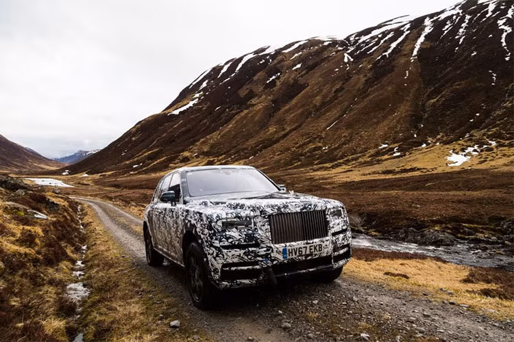 Hãng siêu xe sang Rolls-Royce cho biết Project Cullinan là mẫu xe gầm cao được xây dựng trên khung gầm của "đàn anh" Rolls-Royce Phantom thế hệ thứ 8 (Phamtom VIII). Xe có chiều dài cơ sở lên đến 5.500 mm, phù hợp cho mọi loại địa hình. Đây cũng là lần đầu tiên hãng sử dụng hệ dẫn động 4 bánh trên xe.