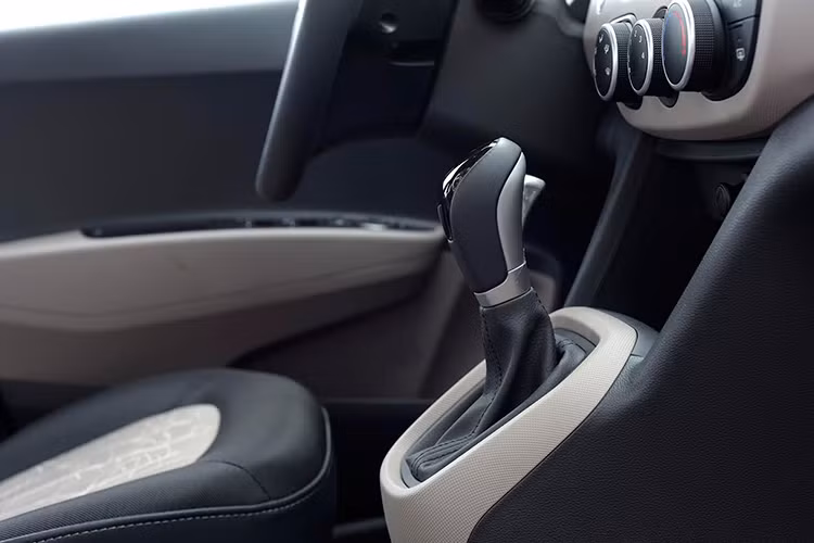 Ở phiên bản cao cấp, xe nổi bật với màn hình cảm ứng trung tâm kích cỡ 7 inch đa chức năng, hỗ trợ giải trí với kết nối Bluetooth/AUX/MP3/Radio đồng thời phát hình đa định đạng với độ phân giải FullHD với 4 loa chất lượng. Grand i10 là chiếc xe duy nhất trong phân khúc được trang bị hệ thống bản đồ định vị dẫn đường do Hyundai nghiên cứu và phát triển dành riêng cho thị trường Việt Nam.