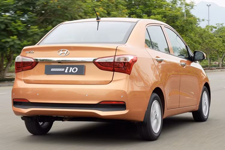 Những chi tiết nổi bật như nút bấm khởi động Start/Stop engine, chìa khóa thông minh Smartkey, gương chiếu hậu chống chói tự động &amp; camera lùi (phiên bản sedan), vô lăng điều chỉnh 4 hướng tích hợp phím chức năng, ngăn chứa đồ có chức năng làm mát, sấy kính trước &amp; sau, cửa sổ chỉnh điện chống kẹt, ghế sau có khả năng gập tạo mặt phẳng...