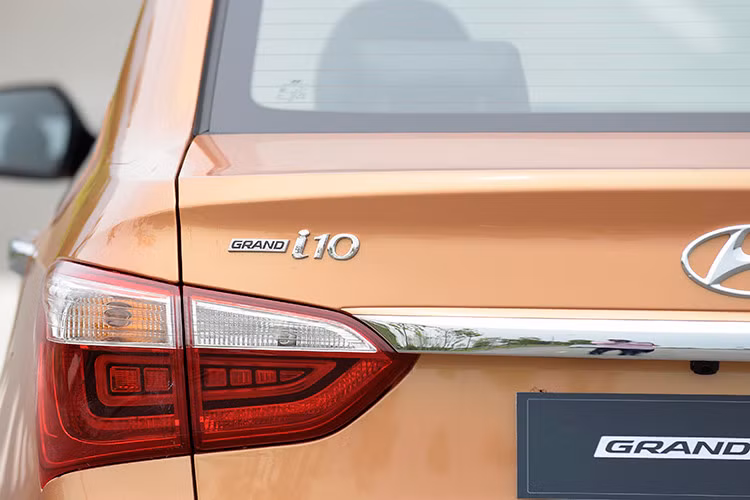 Xe sở hữu kích thước lớn nhất trong phân khúc với số đo Dài x Rộng x Cao lần lượt là 3,765 x 1,660 x 1,505 (mm) với phiên bản hatchback và 3,995 x 1,660 x 1,505 (mm) với phiên bản sedan. Khoảng sáng gầm xe của 2 phiên bản đều là 152mm cùng chiều dài cơ sở 2,425mm.