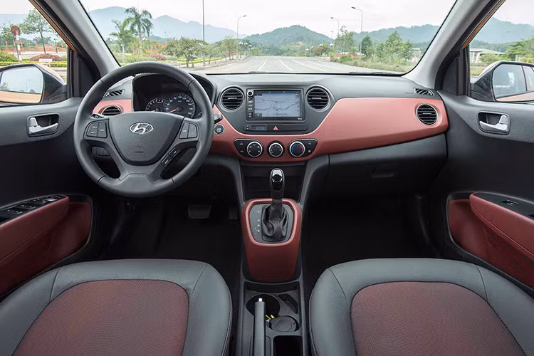 Các kích cỡ của mẫu xe Grand i10 thay đổi theo hướng đem đến một chiếc xe đô thị cá tính mà vẫn rộng rãi cho khách hàng. Xe được trang bị những tính năng hiện đại: đèn LED chạy ban ngày DRL, lazang hợp kim Diamond Cut, tay nắm cửa mạ crom, đèn hậu vân LED 3D,...