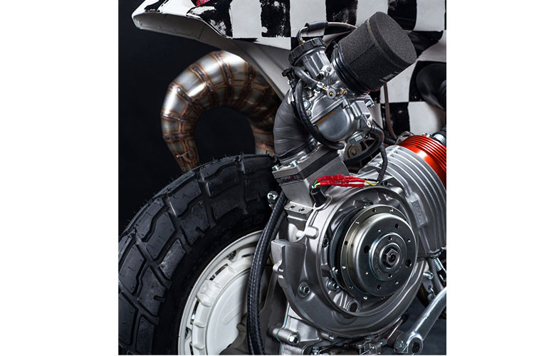 Xe được trang bị loại phanh thủy lực, bao gồm cả kẹp phanh caliper nhôm, đĩa Galfer, và ống thép Spiegler. Trong khi đó, SIP cung cấp một hệ thống làm mát bằng nước Parmakit, với bộ tản nhiệt ẩn trong cơ thể, cùng với một máy bơm Malossi. Các đồ chơi khác được bổ sung khá nhiều, nhưng nổi bật bao gồm một một xi lanh Parmakit 177cc.