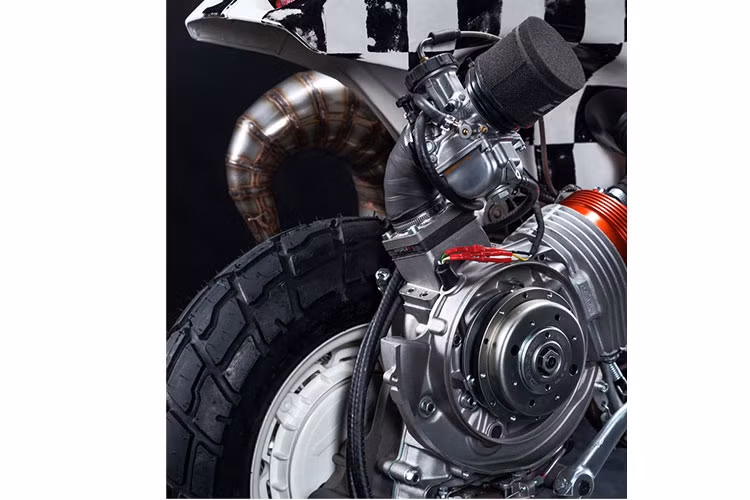 Xe được trang bị loại phanh thủy lực, bao gồm cả kẹp phanh caliper nhôm, đĩa Galfer, và ống thép Spiegler. Trong khi đó, SIP cung cấp một hệ thống làm mát bằng nước Parmakit, với bộ tản nhiệt ẩn trong cơ thể, cùng với một máy bơm Malossi. Các đồ chơi khác được bổ sung khá nhiều, nhưng nổi bật bao gồm một một xi lanh Parmakit 177cc.