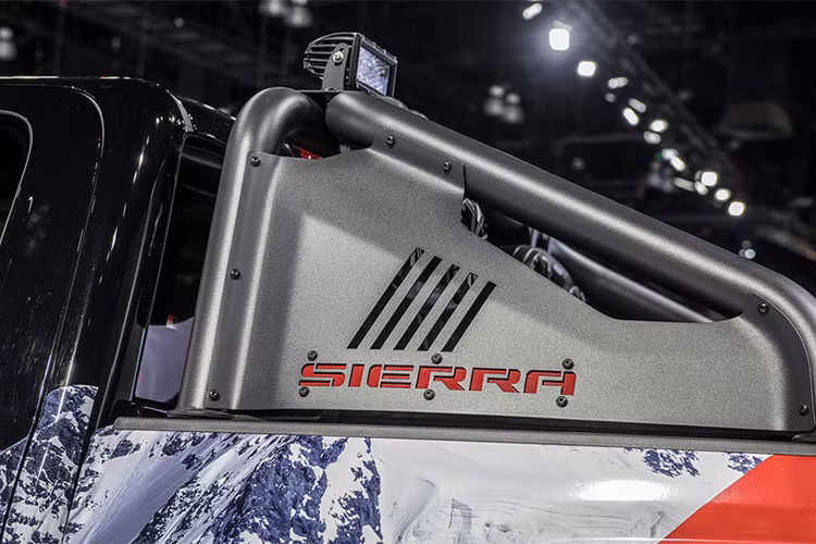 Xe được bổ sung tay nắm trên thùng xe và hệ thống LED chiếu sáng phía sau.