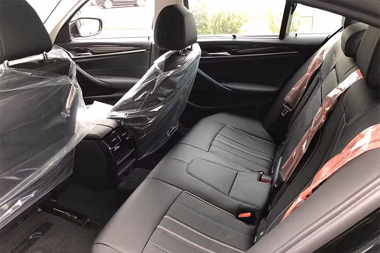 Không chỉ có thiết kế ngoại thất tương tự, 5 Series mới còn sở hữu một số công nghệ trước đây chỉ được trang bị trên 7 Series như hệ thống thông tin giải trí điều khiển bằng cử chỉ, nhận dạng giọng nói, hệ thống tự lái không chỉ có khả năng theo đuôi mà còn vượt được các xe khác trên đường, tính năng tự đỗ vào không gian hẹp...