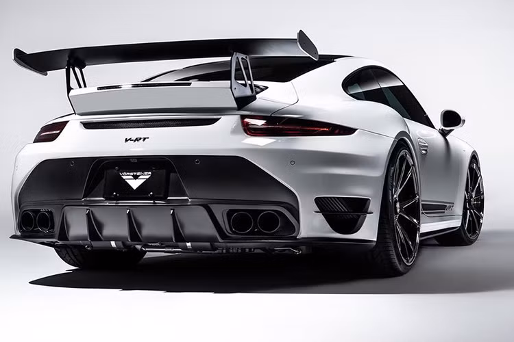 Với hệ thống cản sau cũng được thiết kế lại cùng cánh gió to hơn, chiếc Porsche 911 Turbo đã mang một một sức hút mới không thể cưỡng lại.