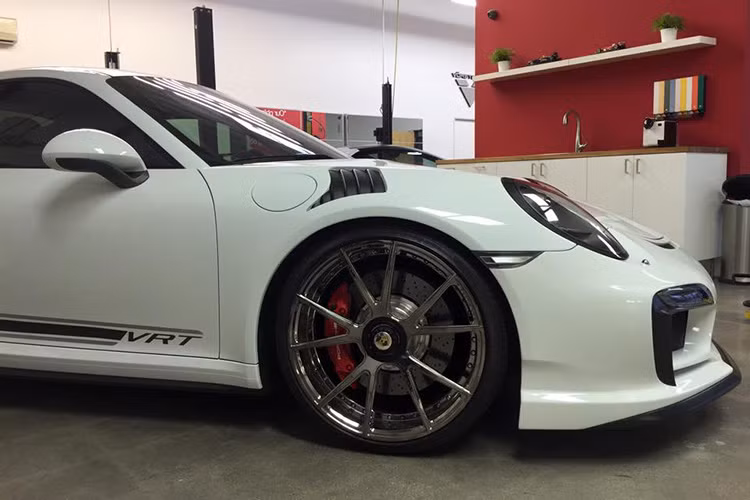 Ngoài trang bị về thân xe mới, Porsche 911 Turbo không thay đổi gì về động cơ. Nó vẫn mang động cơ tăng áp kép 6 xi lanh cho công suất 560 mã lực thông qua hộp số PDK 7 cấp.