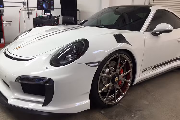 Hãng độ Vorsteiner đã thiết kế lại cản trước với hình dáng hốc hút gió mới với kiểu dáng cực kỳ ấn tượng.