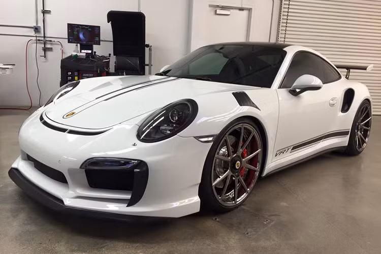 Nhờ sức mạnh này, chiếc 911 Turbo S có thể tăng tốc từ 0-100 km/h chỉ trong 3,1 giây và đạt vận tốc tối đa là 317 km/h.