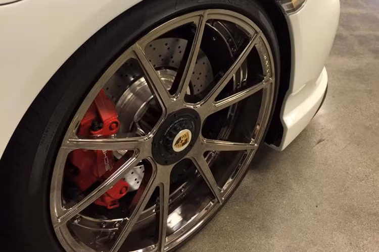 Vorsteiner cũng lấy cảm hứng từ phiên bản 2016 Porsche 911 GT3 RS với mâm xe mới 5 chấu kép thể thao được mạ crom sáng bóng.