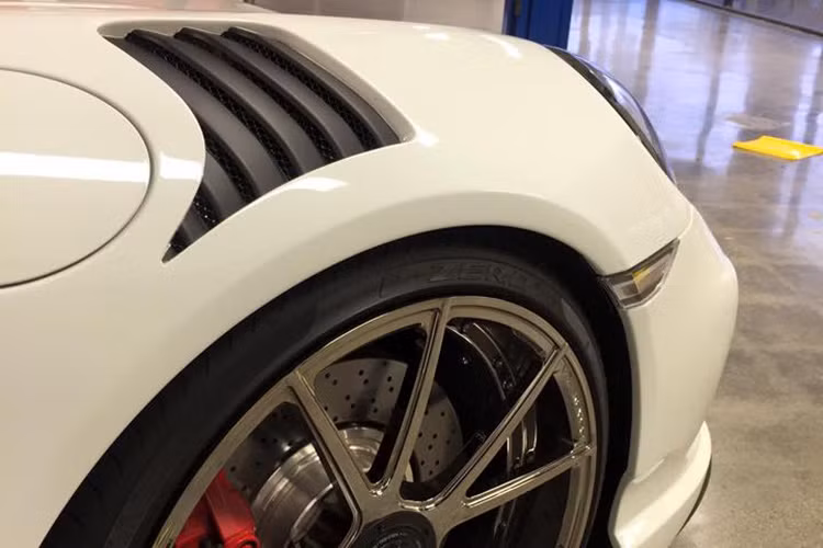 Quan sát gần, bạn có thể thấy các hốc hút gió hình thù mới này được thiết kế dạng mang cá khá ấn tượng.