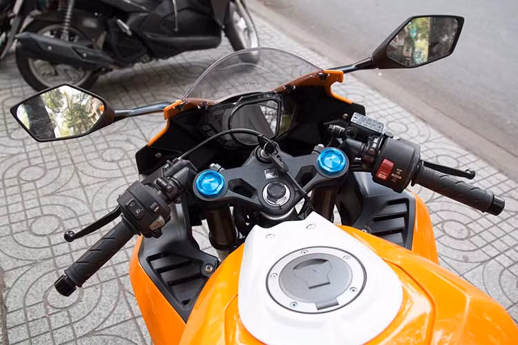 Chiếc xe sở hữu bướm ga điện tử (ride-by-wire) khiến Honda có thể tích hợp cho CBR250RR hệ thống lái 3 chế độ như những mẫu xe phân khối lớn cấp cao hơn. Bảng đồng hồ của xe khá lạ mắt với nền đen chữ trắng và có cả tính năng bấm giờ đo thời gian hoàn thành một vòng đua. 