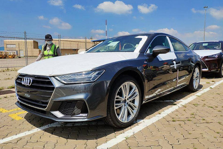 Như vậy, cặp đôi Audi Q8 và Audi A7 hoàn toàn mới sẽ là tâm điểm của gian hàng Audi Việt Nam năm nay, các khách hàng sẽ có thêm nhiều lý do để ghé thăm gian hàng của thương hiệu 4 vòng tròn tại Vietnam Motor Show 2018, sắp diễn ra ở Sài Gòn vào cuối tháng 10 này.