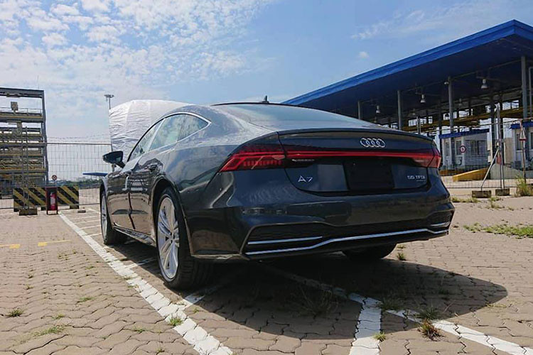 Audi A7 Sportback ngay từ khi ra mắt đầu tiên đã trong định dạng một chiếc sedan kết hợp kiểu coupe và có cửa 5 cửa. A7 Sportback 2019 là thế hệ mới, được thay đổi hoàn toàn, từ thiết kế mới, số hóa đồng bộ các hệ thống, cải thiện động lực vận hành và không gian tiện ích hơn.