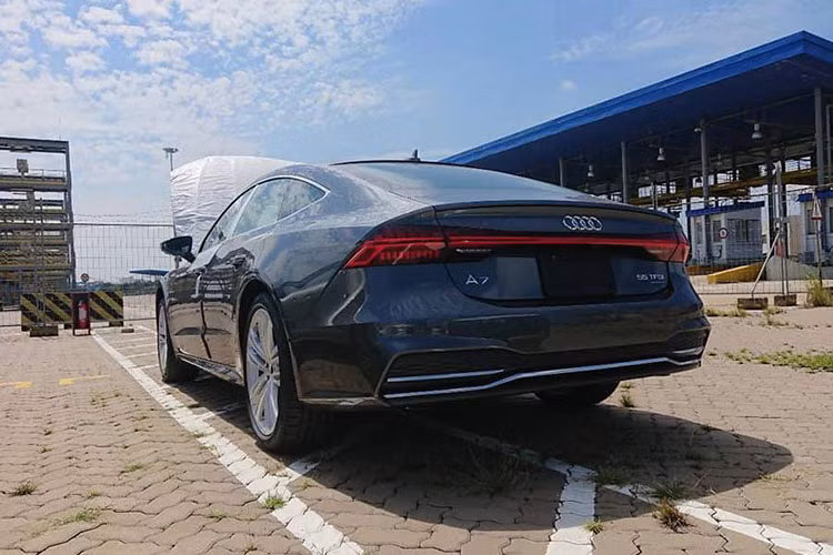 Audi A7 Sportback ngay từ khi ra mắt đầu tiên đã trong định dạng một chiếc sedan kết hợp kiểu coupe và có cửa 5 cửa. A7 Sportback 2019 là thế hệ mới, được thay đổi hoàn toàn, từ thiết kế mới, số hóa đồng bộ các hệ thống, cải thiện động lực vận hành và không gian tiện ích hơn.