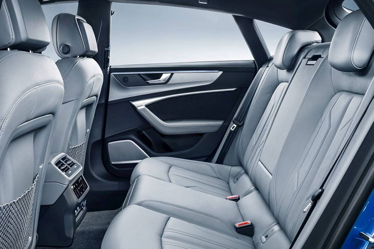 Audi A7 Sportback mới được trang bị tiêu chuẩn tính năng MMI radio, MMI định vị dẫn đường và tùy chọn MMI định vị mở rộng. Có tới 4 lựa chọn khác nhau về hệ thống âm thanh, trong đó đỉnh nhất là hệ thống Bang &amp; Olufsen Advanced Sound System cho phép tạo ra cả âm thanh 3D cho hàng ghế sau.