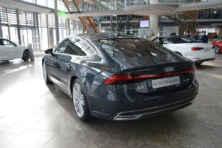 Có mặt trên thị trường Đức từ tháng 2/2018, ban đầu Audi A7 Sportback 2019 chỉ có duy nhất 1 loại động cơ là V6 3.0L tăng áp TFSI sản sinh công suất tối đa 335 mã lực, mô-men xoắn cực đại 500 Nm. Hộp số là loại 7 cấp S Tronic, hệ dẫn động 4 bánh Quattro cho phép tăng tốc từ 0 – 100 trong 5,3 giây, tốc độ tối đa 250 km/h.