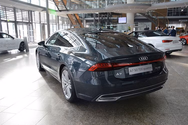 Có mặt trên thị trường Đức từ tháng 2/2018, ban đầu Audi A7 Sportback 2019 chỉ có duy nhất 1 loại động cơ là V6 3.0L tăng áp TFSI sản sinh công suất tối đa 335 mã lực, mô-men xoắn cực đại 500 Nm. Hộp số là loại 7 cấp S Tronic, hệ dẫn động 4 bánh Quattro cho phép tăng tốc từ 0 – 100 trong 5,3 giây, tốc độ tối đa 250 km/h.