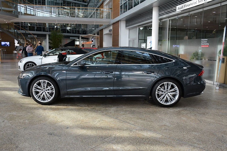 Bên cạnh hệ thống Audi AI, chiếc A7 Sportback mới có thể trang bị tổng cộng tới 39 hệ thống hỗ trợ lái xe, làm cho việc điều khiển xe chưa bao giờ dễ dàng hơn. Chúng được chia làm 3 gói trang bị, gồm gói đỗ xe Audi AI (giới thiệu từ năm 2018), gói hỗ trợ City Assist và gói Tour Assist.