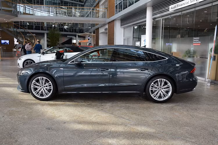 Bên cạnh hệ thống Audi AI, chiếc A7 Sportback mới có thể trang bị tổng cộng tới 39 hệ thống hỗ trợ lái xe, làm cho việc điều khiển xe chưa bao giờ dễ dàng hơn. Chúng được chia làm 3 gói trang bị, gồm gói đỗ xe Audi AI (giới thiệu từ năm 2018), gói hỗ trợ City Assist và gói Tour Assist.