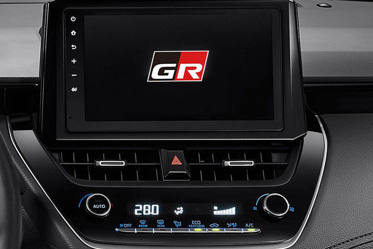 Không chỉ thay đổi ở ngoại hình, Toyota Corolla Cross GR Sport 2021 còn thêm hấp dẫn nhờ hệ thống treo thể thao được đội ngũ nhân viên của bộ phận Gazoo Racing nâng cấp. So với bản thường, mẫu xe này được trang bị giảm xóc cứng hơn 30% và thêm thanh giằng.