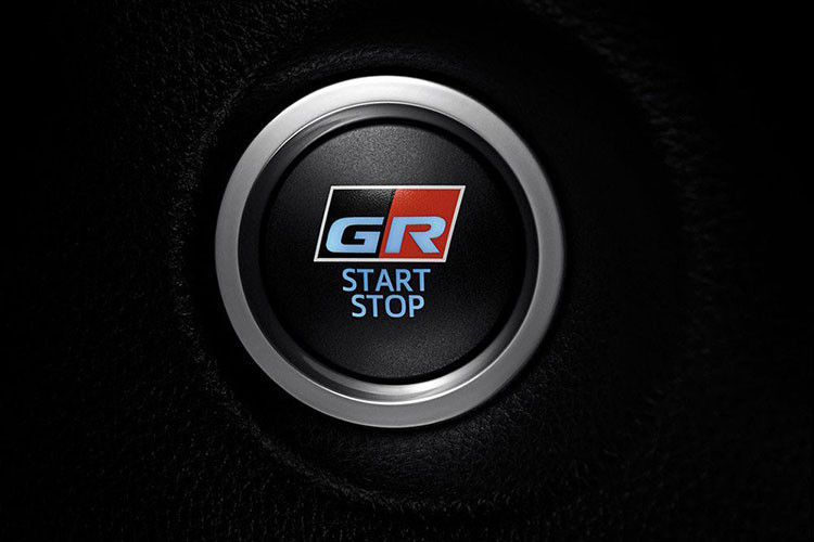 Đáng tiếc là động cơ của Toyota Corolla Cross GR Sport 2021 tại Đài Loan không có gì thay đổi. Xe vẫn có 2 tùy chọn động cơ, đầu tiên là máy xăng 4 xi-lanh, hút khí tự nhiên, dung tích 1.8L với công suất tối đa 140 mã lực và mô-men xoắn cực đại 172 Nm. Thứ hai là hệ truyền động hybrid với máy xăng 4 xi-lanh, dung tích 1.8L và mô-tơ điện, tạo ra công suất tổng cộng 122 mã lực.