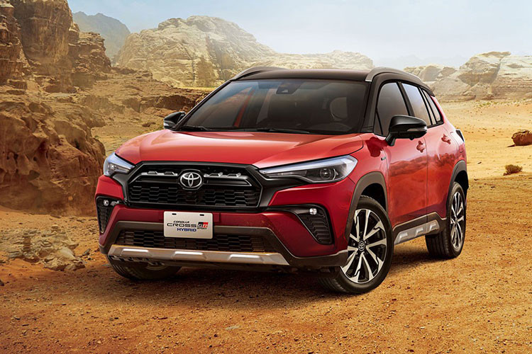 Tương tự Corolla Altis GR Sport trình làng tại Đài Loan vào năm ngoái, Corolla Cross GR Sport 2021 cũng sở hữu thiết kế thể thao hơn bản thường. Theo đó, xe được bổ sung lưới tản nhiệt màu đen bóng, đi kèm mắt lưới hình tổ ong mới. Trong lưới tản nhiệt còn xuất hiện thêm 2 nẹp nằm ngang, nối liền với logo của hãng Toyota. Ngoài ra, lưới tản nhiệt được bao quanh bằng viền màu đen, vuốt về phía đèn pha.