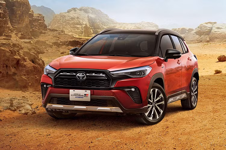 Tương tự Corolla Altis GR Sport trình làng tại Đài Loan vào năm ngoái, Corolla Cross GR Sport 2021 cũng sở hữu thiết kế thể thao hơn bản thường. Theo đó, xe được bổ sung lưới tản nhiệt màu đen bóng, đi kèm mắt lưới hình tổ ong mới. Trong lưới tản nhiệt còn xuất hiện thêm 2 nẹp nằm ngang, nối liền với logo của hãng Toyota. Ngoài ra, lưới tản nhiệt được bao quanh bằng viền màu đen, vuốt về phía đèn pha.