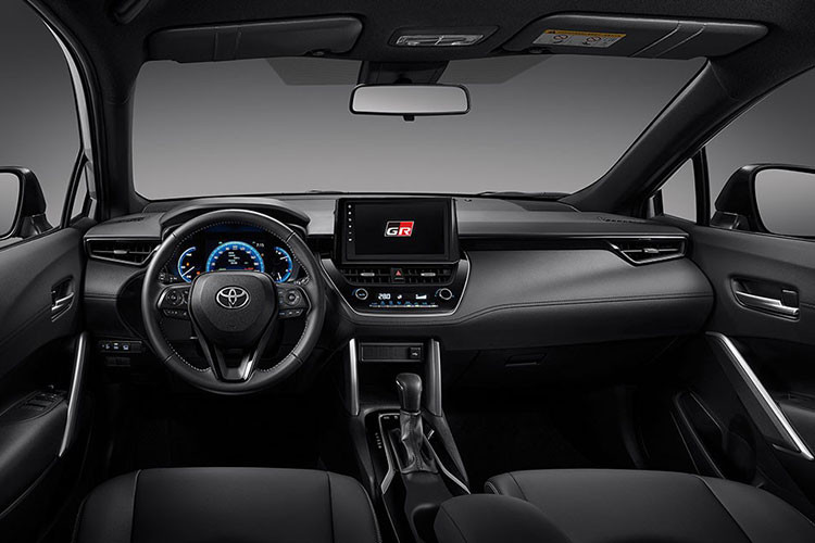 Bên trong Toyota Corolla Cross GR Sport 2021 là không gian nội thất bọc da màu đen với ghế được khâu bằng chỉ màu trắng mới. Logo "GR" xuất hiện khắp nơi như ở màn hình trung tâm khi khởi động, nút bấm đề nổ và tựa đầu ghế. Tương tự bản thường, xe cũng được trang bị màn hình thông tin giải trí dạng cảm ứng 9 inch.