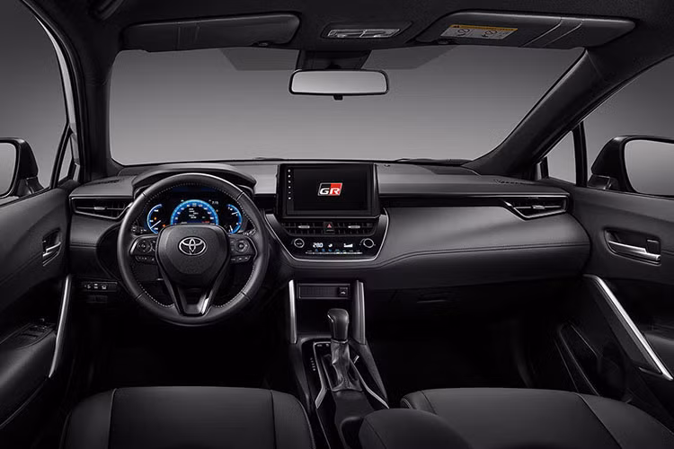 Bên trong Toyota Corolla Cross GR Sport 2021 là không gian nội thất bọc da màu đen với ghế được khâu bằng chỉ màu trắng mới. Logo "GR" xuất hiện khắp nơi như ở màn hình trung tâm khi khởi động, nút bấm đề nổ và tựa đầu ghế. Tương tự bản thường, xe cũng được trang bị màn hình thông tin giải trí dạng cảm ứng 9 inch.