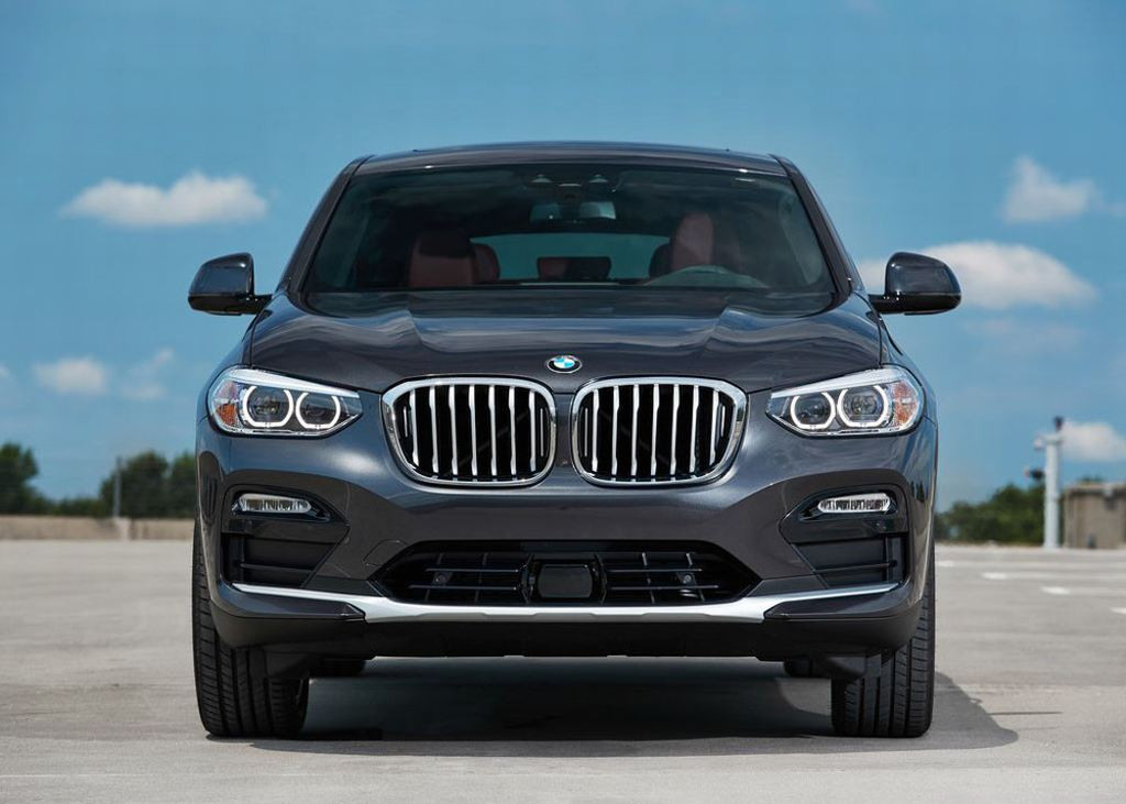 Ở phía trước, đèn pha đôi sắc nét và đèn sương mù nằm ngang tích hợp trên khe hút gió tạo thành khuôn mặt sáu mắt quen thuộc trên các mẫu BMW X. Toàn bộ hệ thống chiếu sáng đều sử dụng công nghệ LED tiêu chuẩn. Cụm lưới tản nhiệt đặc trưng hình quả thận được thiết kế to hơn trước, giống với đàn anh X5 mới ra mắt.