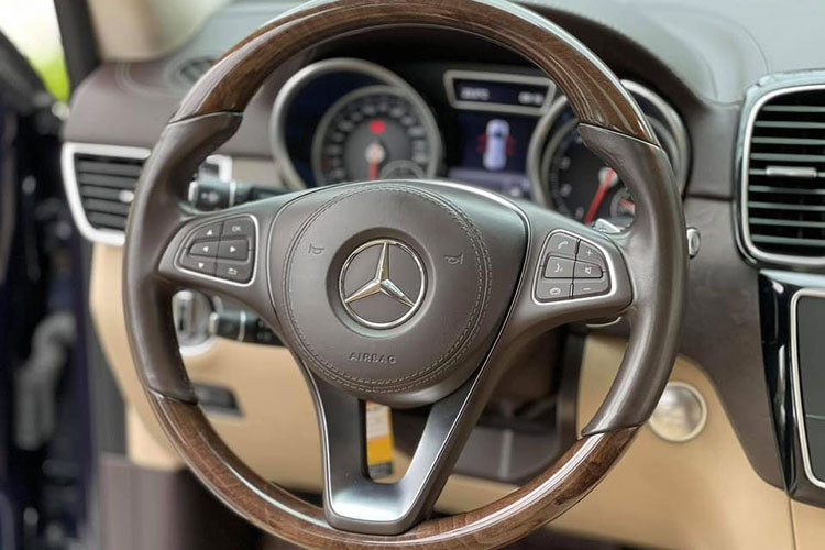 Xe được trang bị bộ điều khiển trung tâm mới với màn hình giải trí đa phương tiện kiểu đứng 7 inch sắc nét, và người điều khiển có thể kiểm soát thông qua một touchpad mới được đặt giữa hai ghế. Vô lăng 3 chấu được thiết kế theo kiểu lái đa chức năng mới, cụm đồng hồ được nâng cấp, và những gói tùy chọn trang trí mới như bộ phụ kiện da Nappa độc quyền. Cuối cùng là hệ thống điều hòa ion giúp lọc không khí.