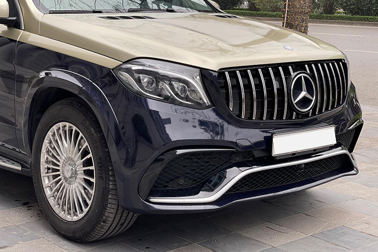 Mercedes-Benz GLS400 4Matic đời 2017 gây ấn tượng bởi kích thước khổng lồ với chiều dài 5,13 mét, chiều rộng 1,94 mét. Đặc biệt, phần trước xe mang thiết kế mới được thể hiện ở mặt trước với cụm đèn pha mới tích hợp đèn LED chiếu sáng ban ngày, lưới tản nhiệt và cản trước được tinh chỉnh. Nắp capo và thân xe có được những đường gân dập nổi, cơ bắp.